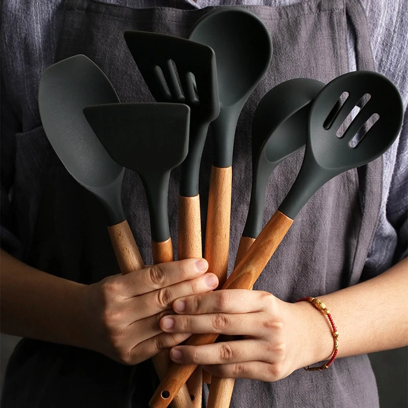Silikoon Köök Tööriistad Toiduvalmistamis Komplekti Suppi Lusikaga Spaatliga Non-stick Kühvel Puidust Käepide Spetsiaalne kuumuskindel Disain