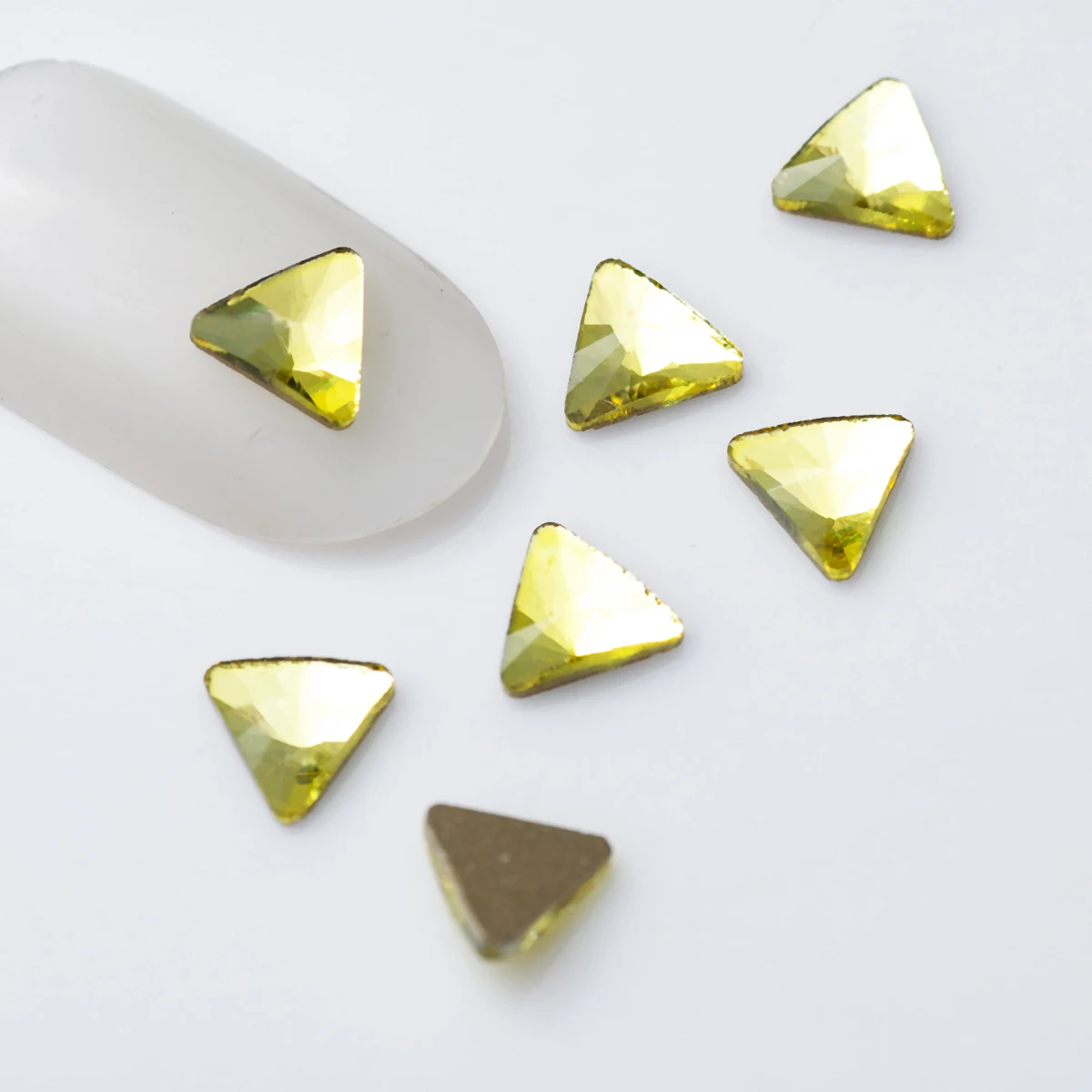 Yanruo 20pcs 5mm Nail Art Rivoli Kolmnurk Kristall Klaas teemant ehted Korter põhja kujuline Teemant Küüned Teenetemärgid